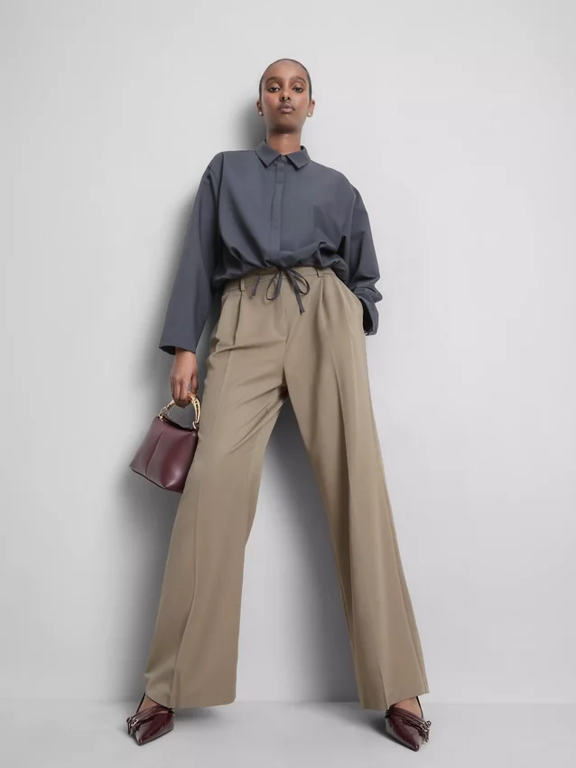 Plissierte Hose mit weitem Bein