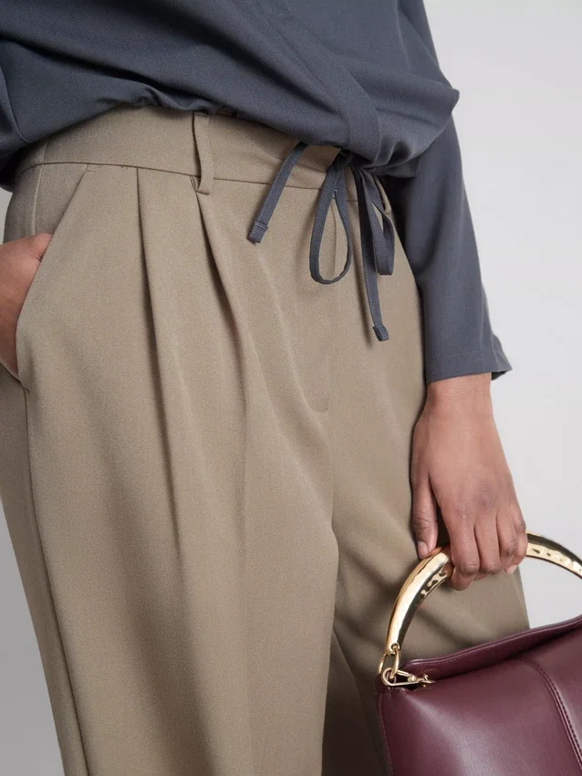 Plissierte Hose mit weitem Bein