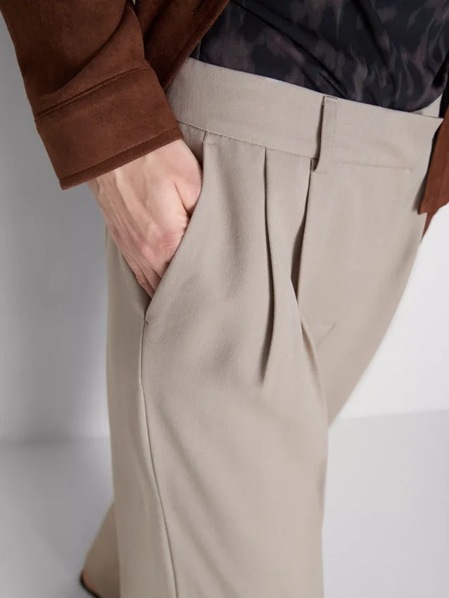 Plissierte Hose mit weitem Bein