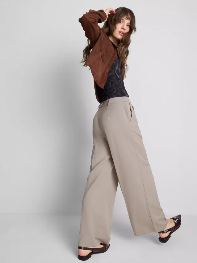 Plissierte Hose mit weitem Bein