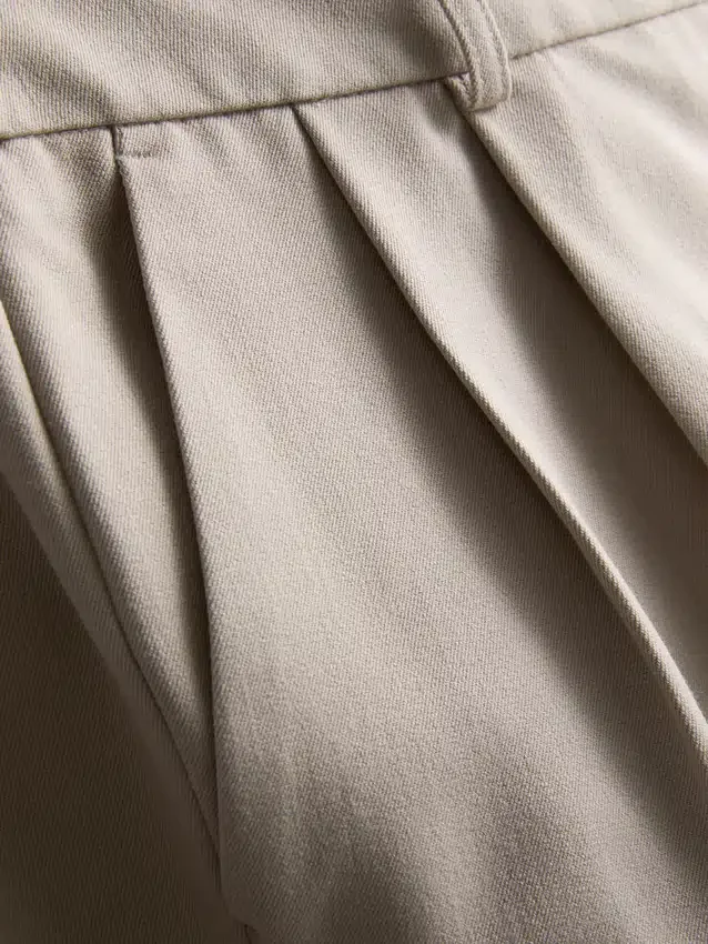 Plissierte Hose mit weitem Bein