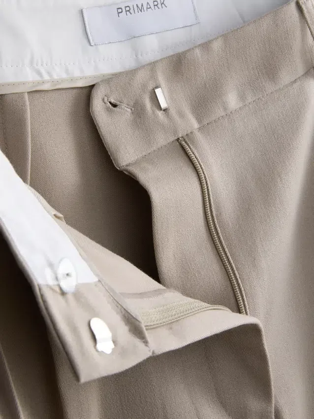 Plissierte Hose mit weitem Bein
