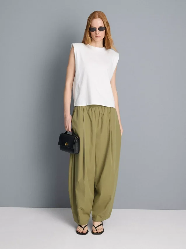 Plissierte Hosen mit weitem Bein in Papieroptik