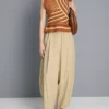 Plissierte Hosen mit weitem Bein in Papieroptik
