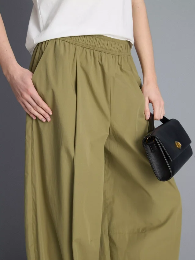 Plissierte Hosen mit weitem Bein in Papieroptik