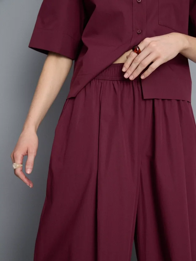 Plissierte Hosen mit weitem Bein in Papieroptik
