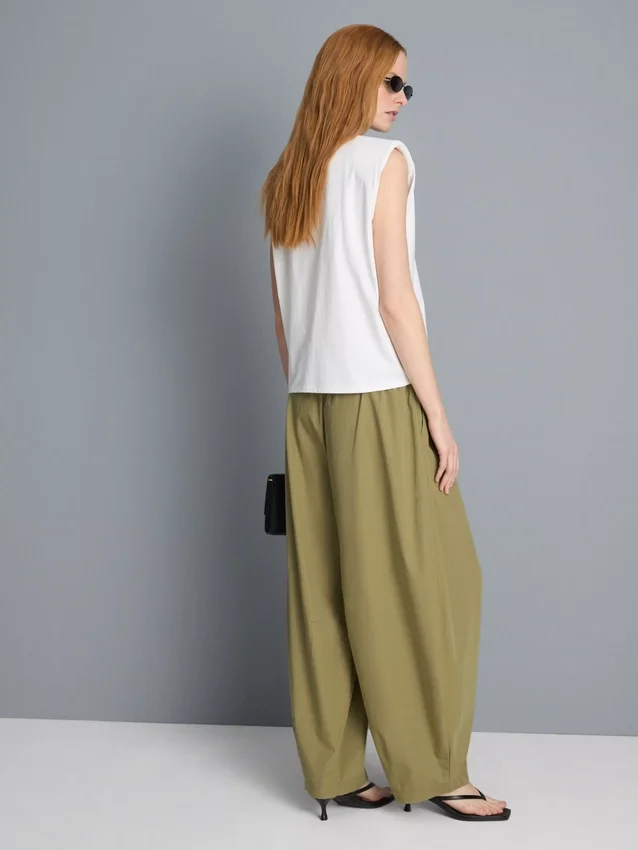 Plissierte Hosen mit weitem Bein in Papieroptik
