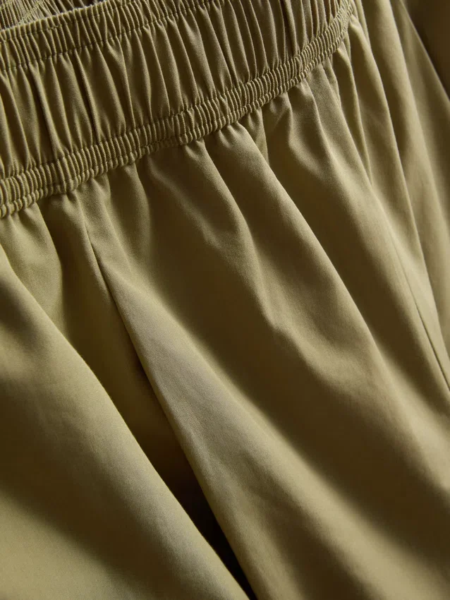 Plissierte Hosen mit weitem Bein in Papieroptik