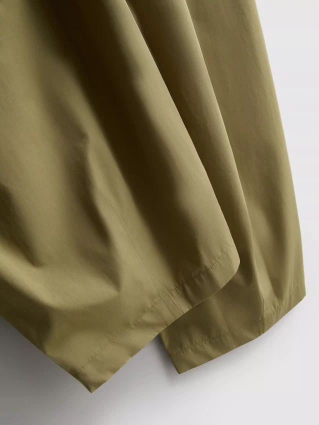 Plissierte Hosen mit weitem Bein in Papieroptik