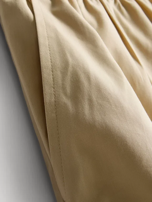 Plissierte Hosen mit weitem Bein in Papieroptik