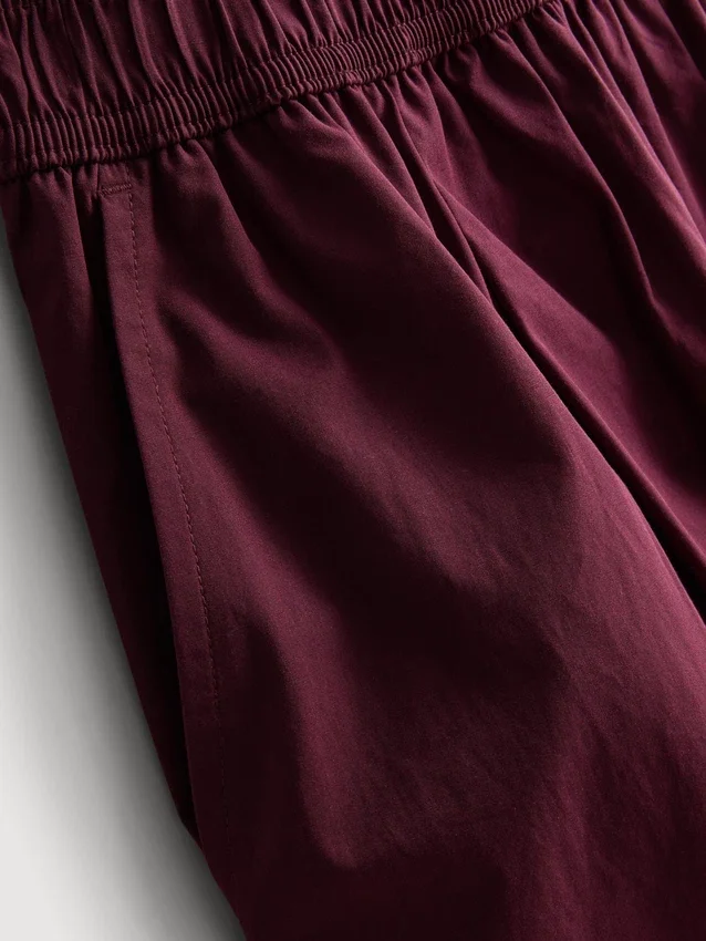 Plissierte Hosen mit weitem Bein in Papieroptik