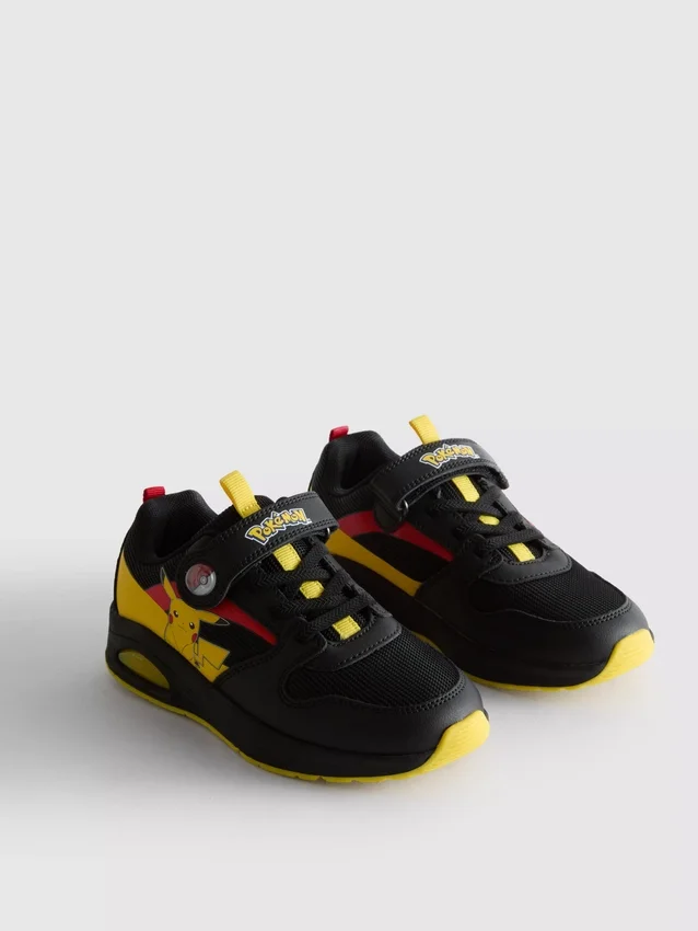 Pokémon-Sneaker mit Leuchteffekt