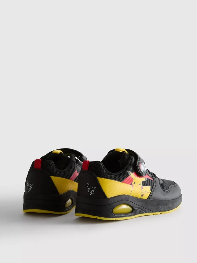 Pokémon-Sneaker mit Leuchteffekt