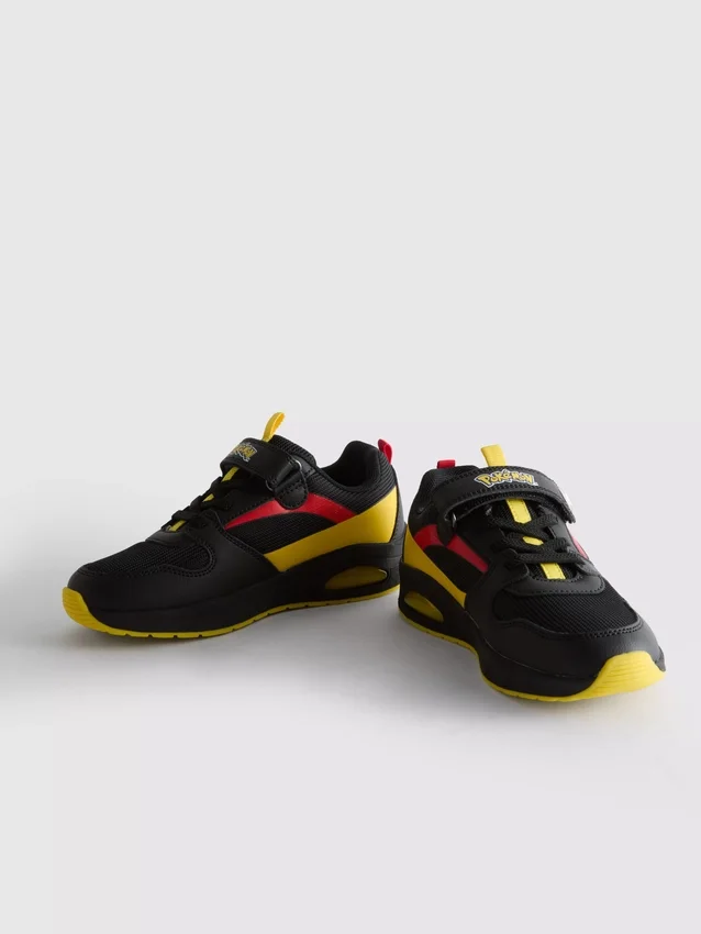 Pokémon-Sneaker mit Leuchteffekt