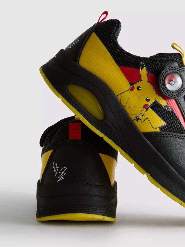 Pokémon-Sneaker mit Leuchteffekt