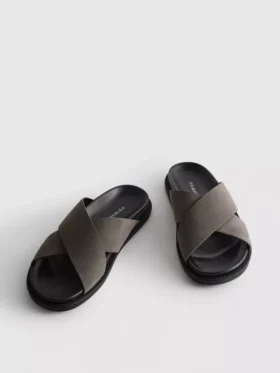 Pool-Slipper mit gekreuzten Riemen