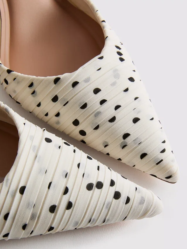 Pumps mit spitzer Zehenpartie und Polka-Dots