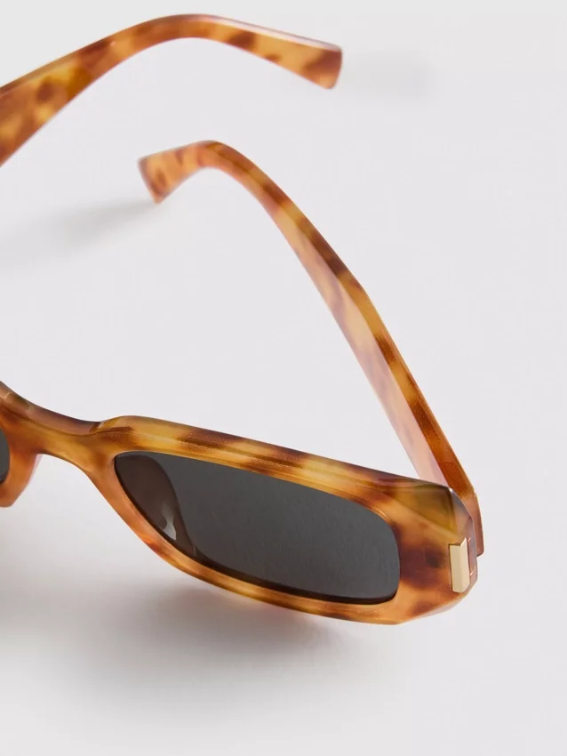 Rechteckige Sonnenbrille in Schildpatt-Optik