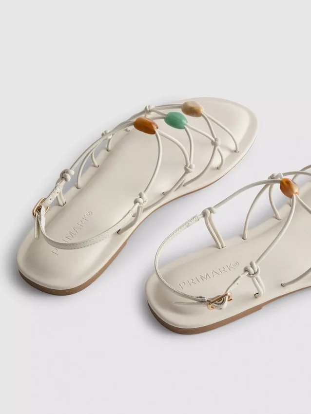 Riemchensandalen mit Perlenverzierung