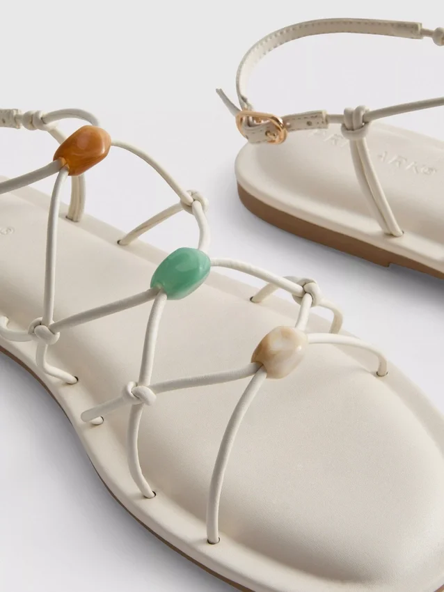 Riemchensandalen mit Perlenverzierung