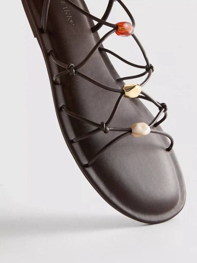 Riemchensandalen mit Perlenverzierung