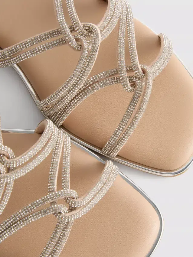 Riemchensandalen mit Strasssteinen