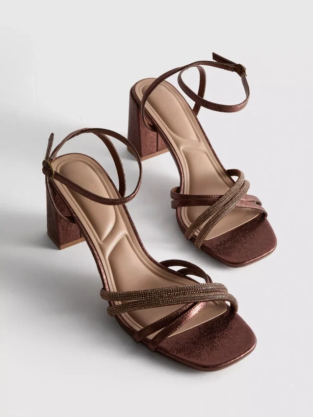 Riemchensandalen mit Strasssteinen und High Heels