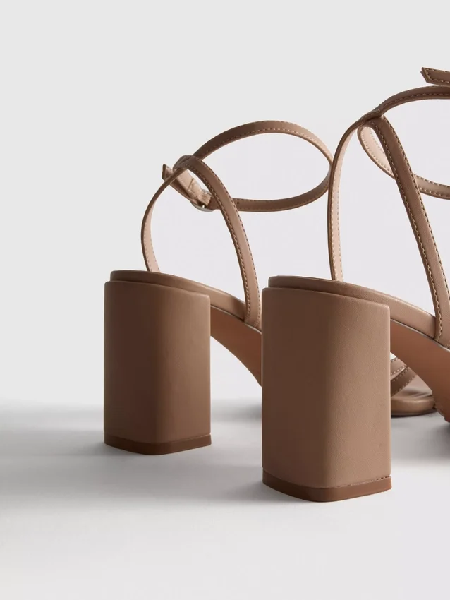 Riemchensandalen mit Strasssteinen und High Heels
