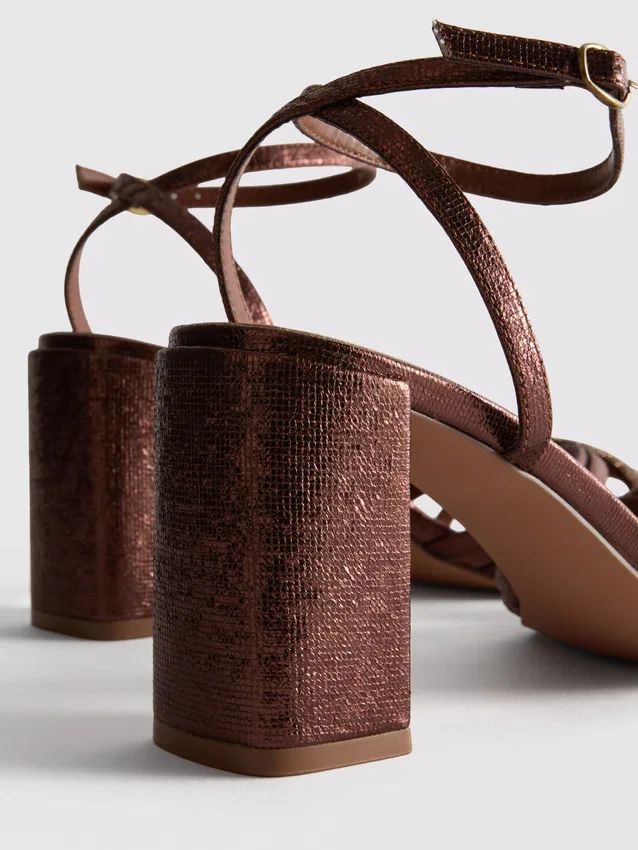 Riemchensandalen mit Strasssteinen und High Heels