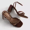Riemchensandalen mit Strasssteinen und High Heels