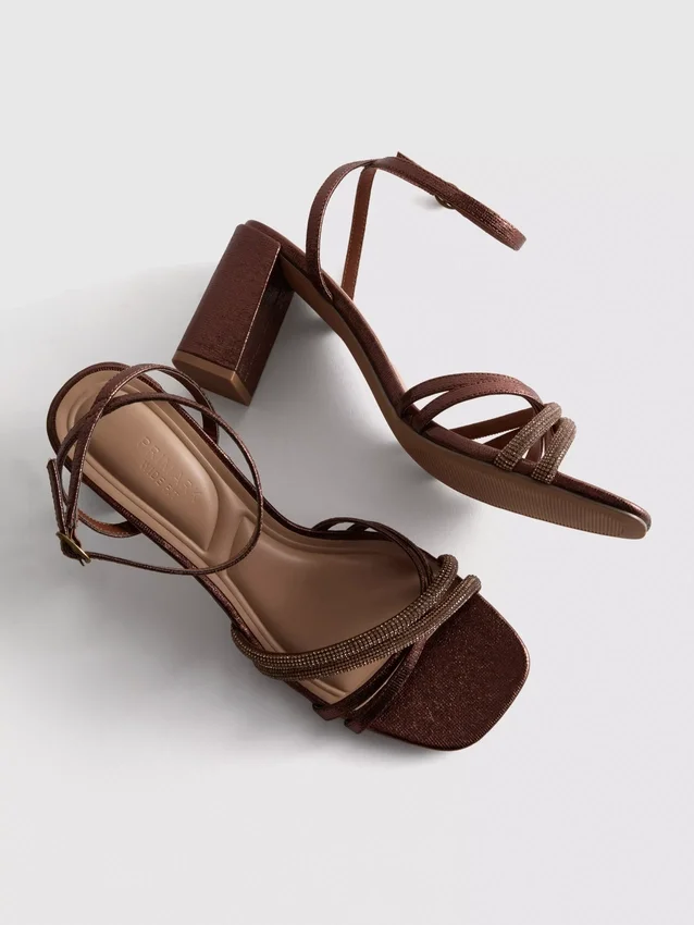 Riemchensandalen mit Strasssteinen und High Heels