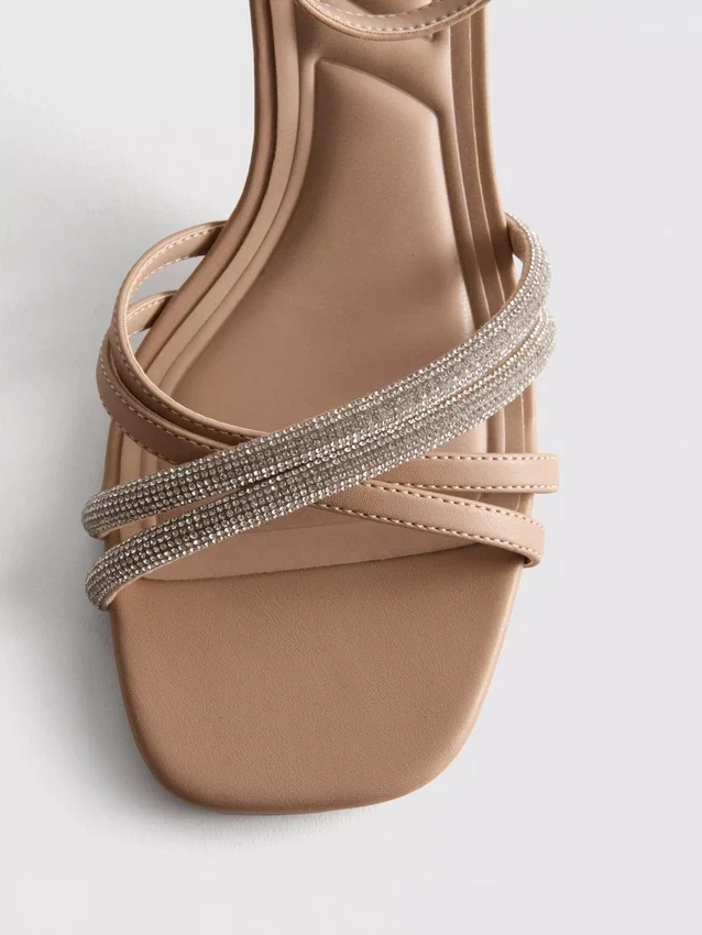 Riemchensandalen mit Strasssteinen und High Heels