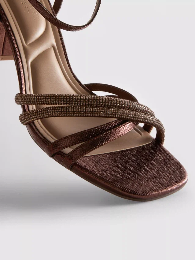 Riemchensandalen mit Strasssteinen und High Heels