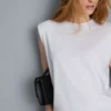 Ärmelloses T-Shirt mit gepolsterten Schultern
