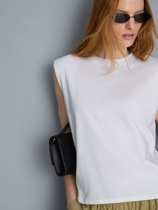 Ärmelloses T-Shirt mit gepolsterten Schultern