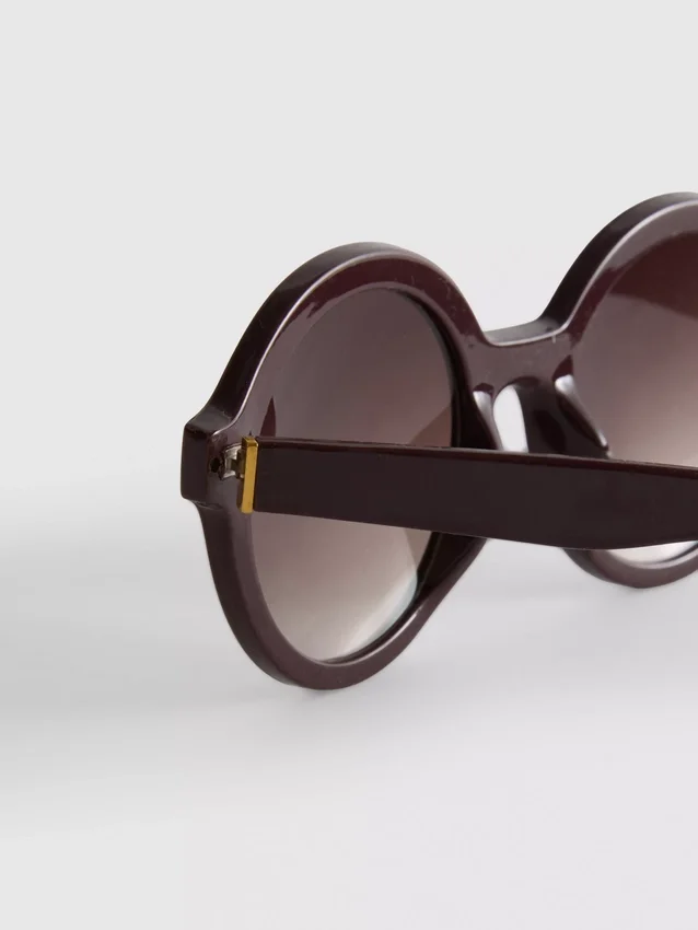 Runde getönte Sonnenbrille