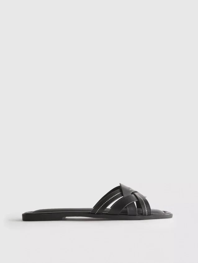 Sandalen aus Kunstleder mit geflochtenem Design