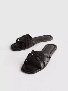 Sandalen aus Kunstleder mit geflochtenem Design