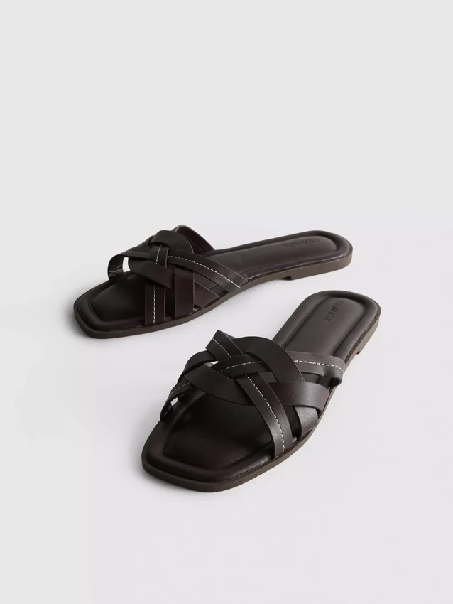 Sandalen aus Kunstleder mit geflochtenem Design