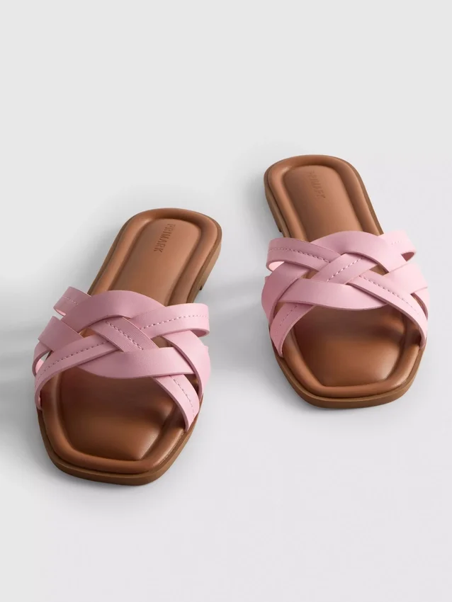 Sandalen aus Kunstleder mit geflochtenem Design
