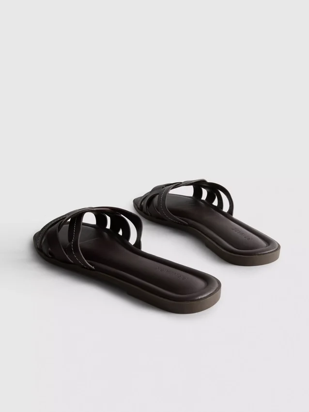 Sandalen aus Kunstleder mit geflochtenem Design