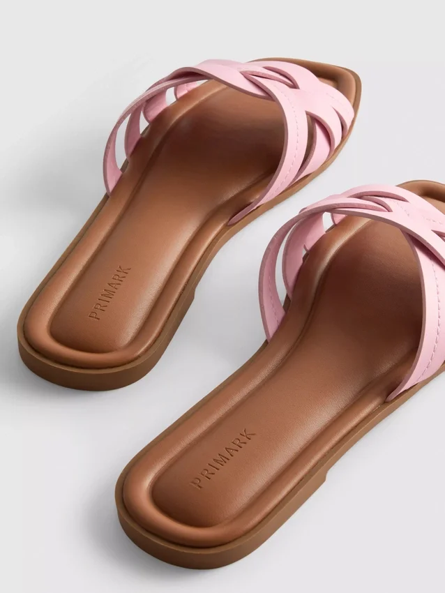 Sandalen aus Kunstleder mit geflochtenem Design