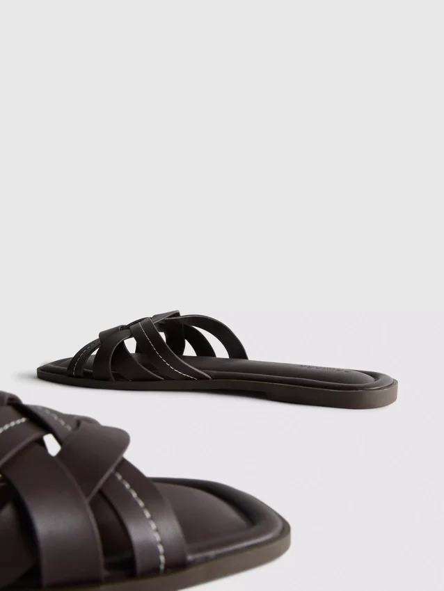 Sandalen aus Kunstleder mit geflochtenem Design