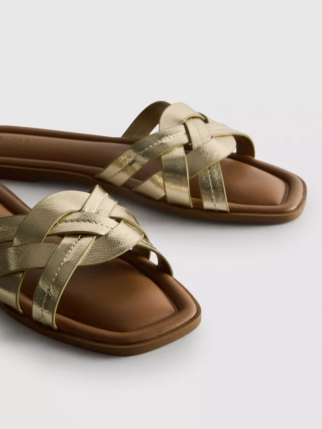 Sandalen aus Kunstleder mit geflochtenem Design