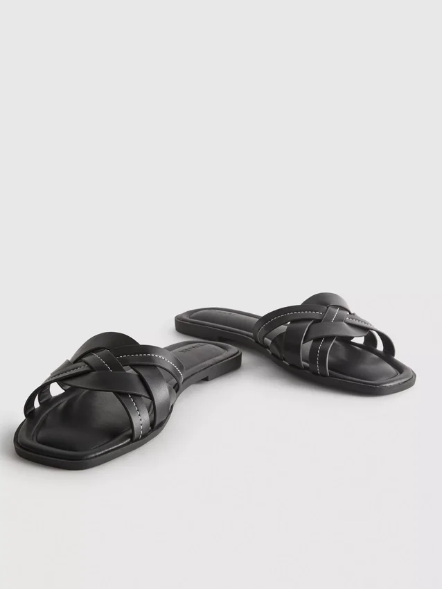 Sandalen aus Kunstleder mit geflochtenem Design