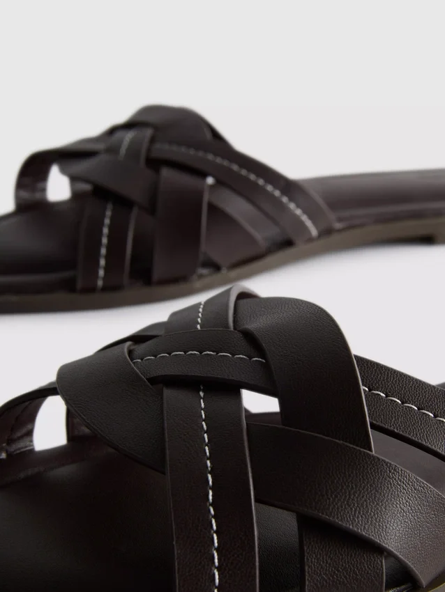 Sandalen aus Kunstleder mit geflochtenem Design