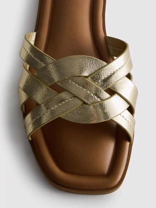Sandalen aus Kunstleder mit geflochtenem Design
