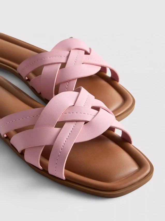 Sandalen aus Kunstleder mit geflochtenem Design