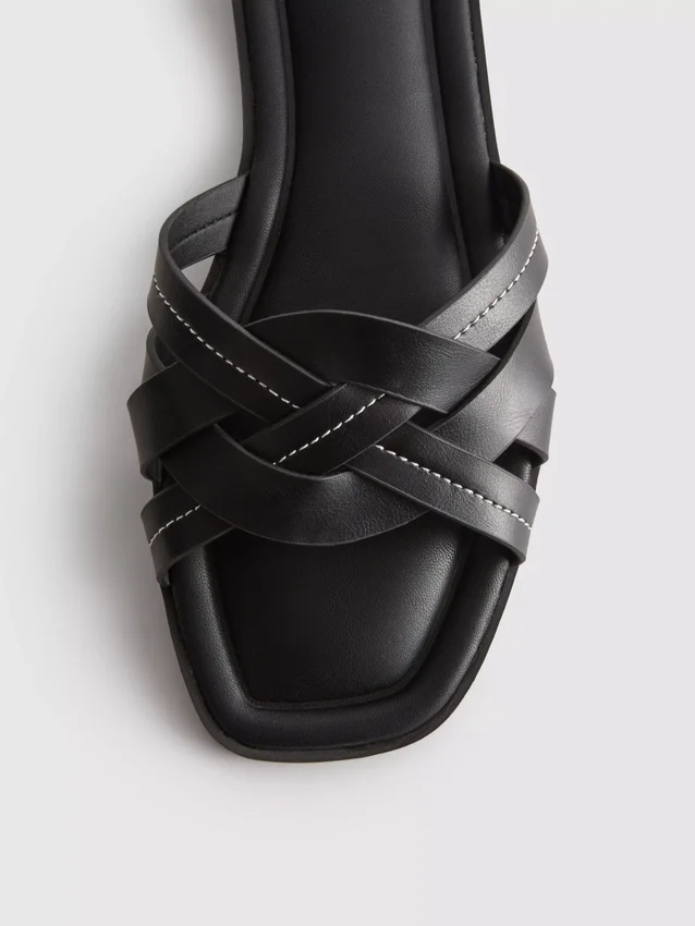 Sandalen aus Kunstleder mit geflochtenem Design