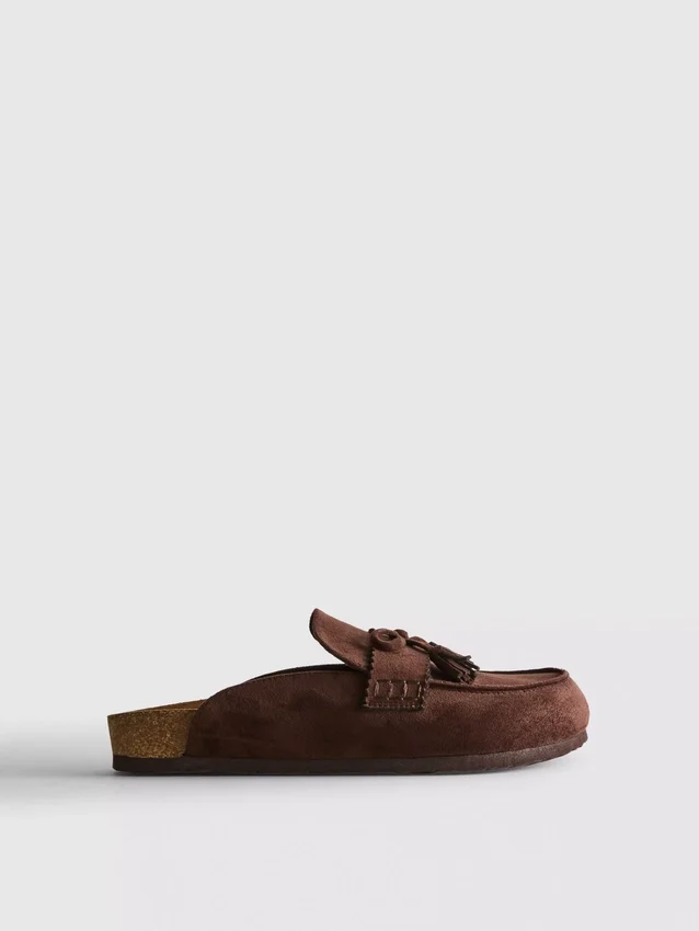 Sandalen im Clog-Stil aus Kunstwildleder mit Quasten